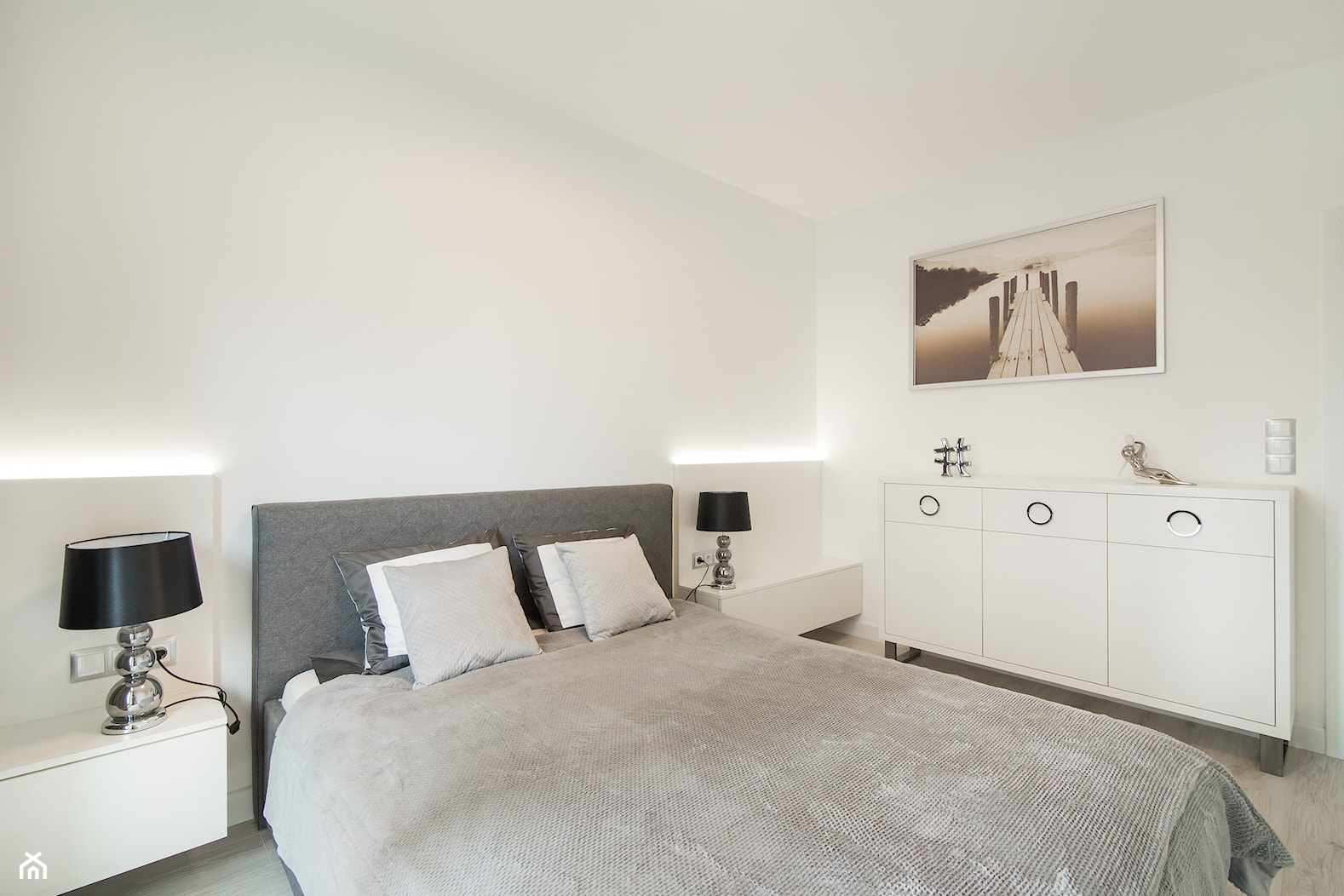 LUSTRZANY BLASK - Średnia biała sypialnia, styl nowoczesny - zdjęcie od studio wnętrz URBAN-DESIGN Aleksandra Urban - Homebook