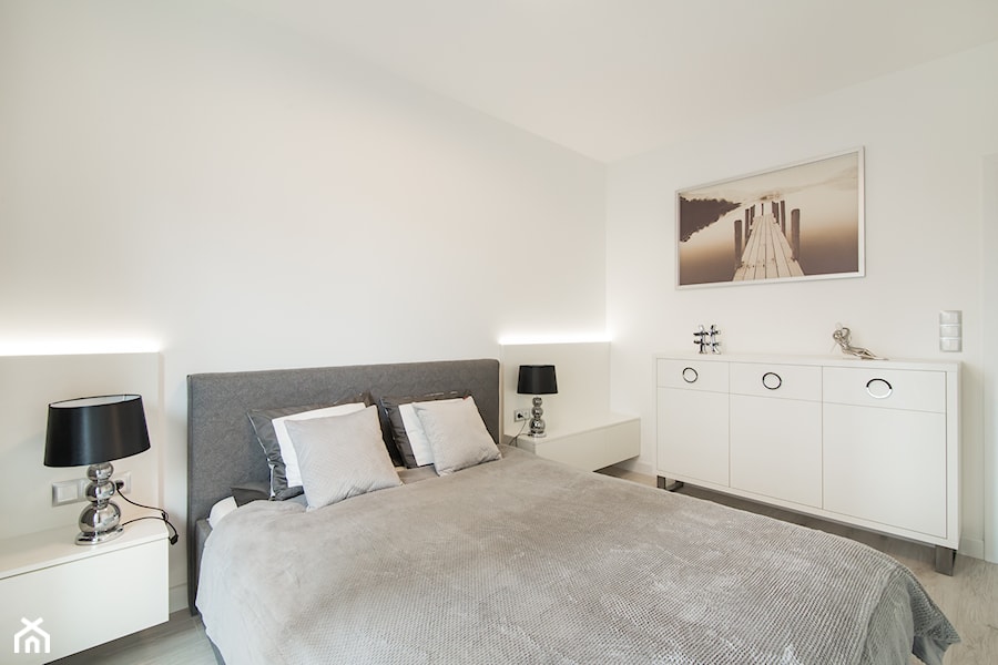 LUSTRZANY BLASK - Średnia biała sypialnia, styl nowoczesny - zdjęcie od studio wnętrz URBAN-DESIGN Aleksandra Urban