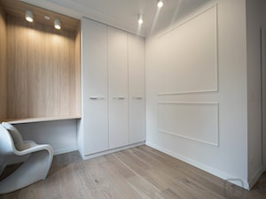 ELEGANCKA PRZESTRZEŃ DLA DWOJGA - Średnia biała z biurkiem sypialnia, styl nowoczesny - zdjęcie od studio wnętrz URBAN-DESIGN Aleksandra Urban