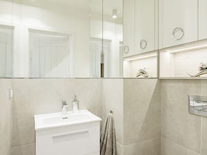 LUSTRZANY BLASK - Mała z lustrem z punktowym oświetleniem łazienka, styl nowoczesny - zdjęcie od studio wnętrz URBAN-DESIGN Aleksandra Urban