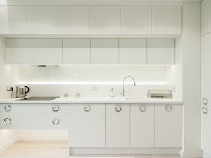 LUSTRZANY BLASK - Średnia otwarta biała z zabudowaną lodówką z nablatowym zlewozmywakiem kuchnia w kształcie litery l, styl nowoczesny - zdjęcie od studio wnętrz URBAN-DESIGN Aleksandra Urban