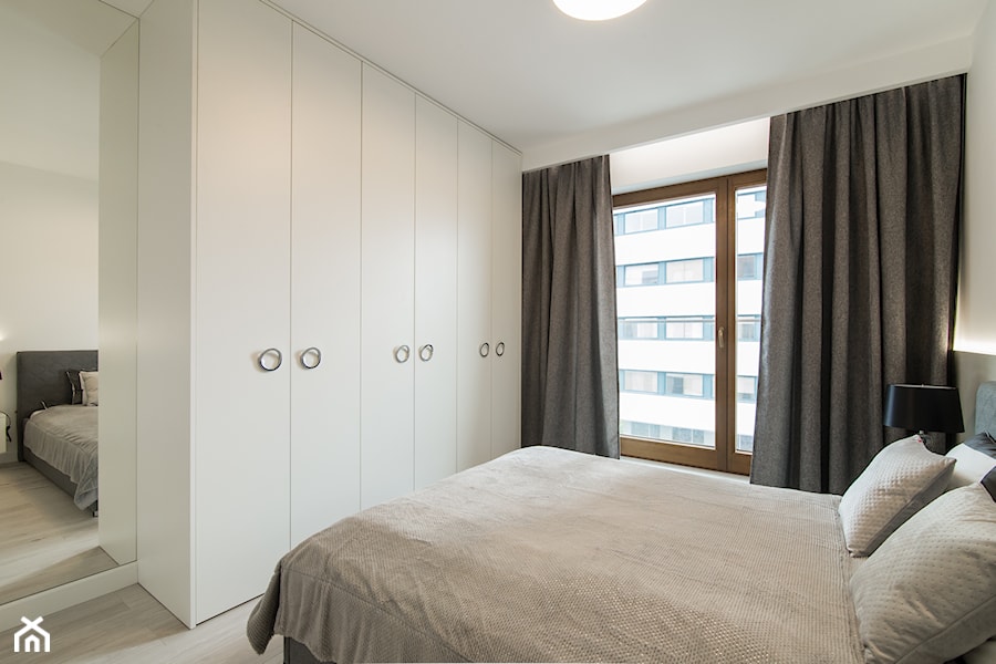LUSTRZANY BLASK - Średnia biała sypialnia, styl nowoczesny - zdjęcie od studio wnętrz URBAN-DESIGN Aleksandra Urban