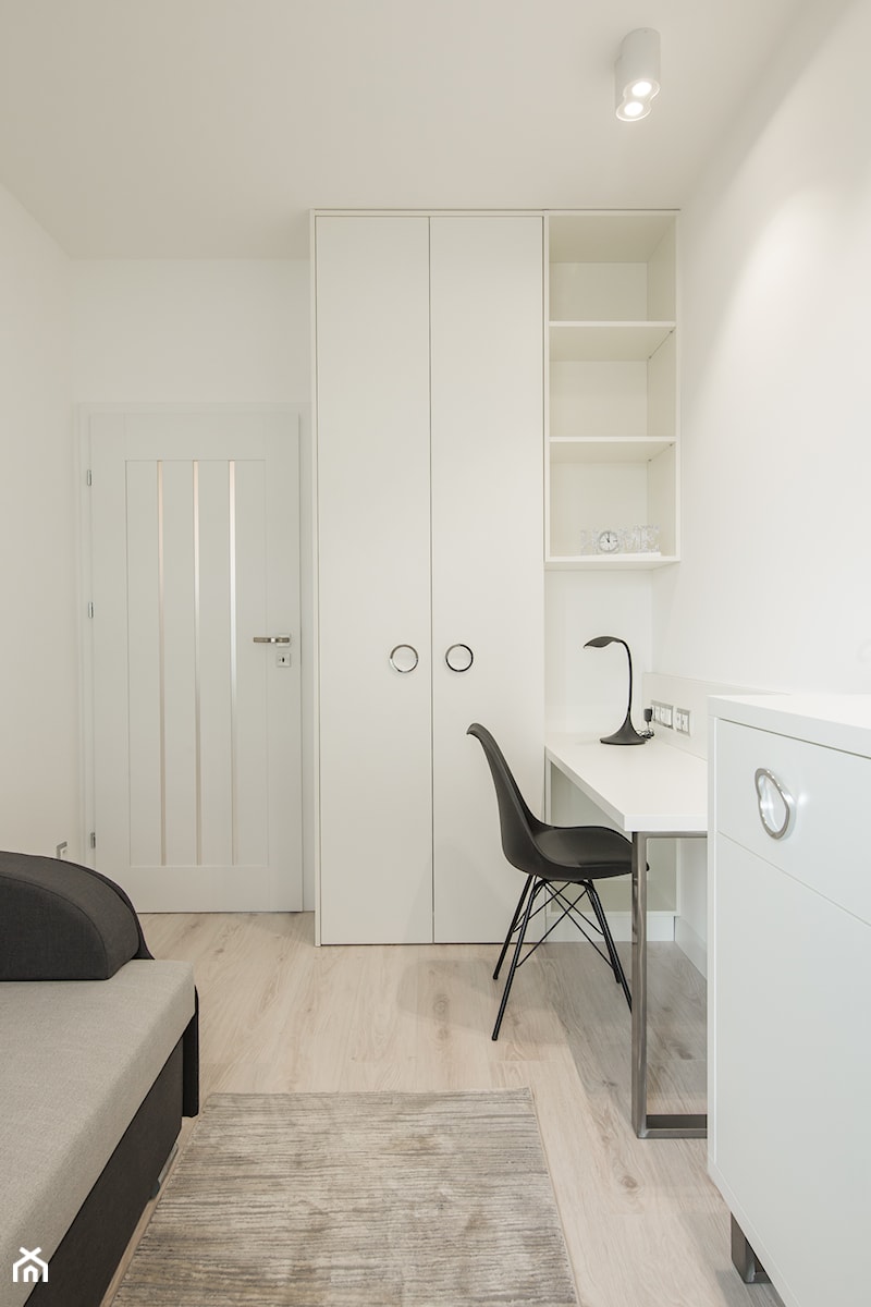 LUSTRZANY BLASK - Średnia biała z biurkiem sypialnia, styl nowoczesny - zdjęcie od studio wnętrz URBAN-DESIGN Aleksandra Urban