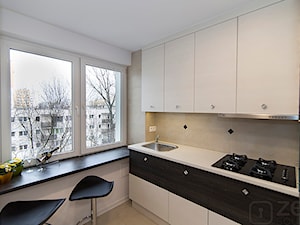 METAMORFOZA KAWALERKI - Mała zamknięta szara z zabudowaną lodówką z nablatowym zlewozmywakiem kuchnia w kształcie litery l z oknem, styl minimalistyczny - zdjęcie od studio wnętrz URBAN-DESIGN Aleksandra Urban