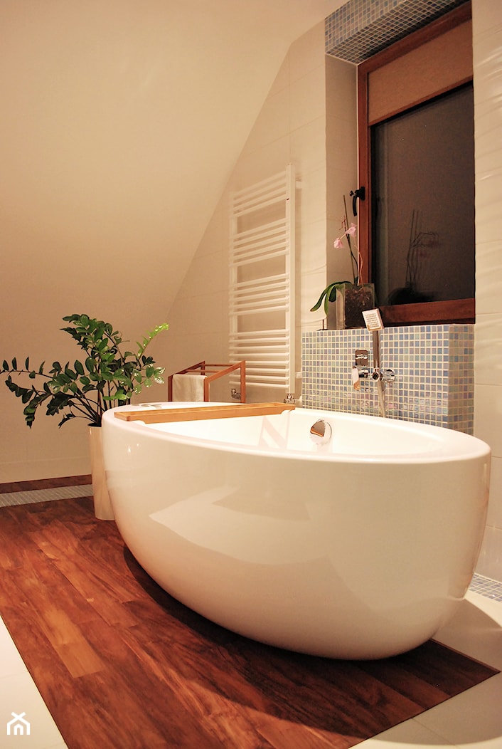 sypialnia z otwartą łazienką - Średnia łazienka z oknem, styl nowoczesny - zdjęcie od AS DESIGN - Homebook