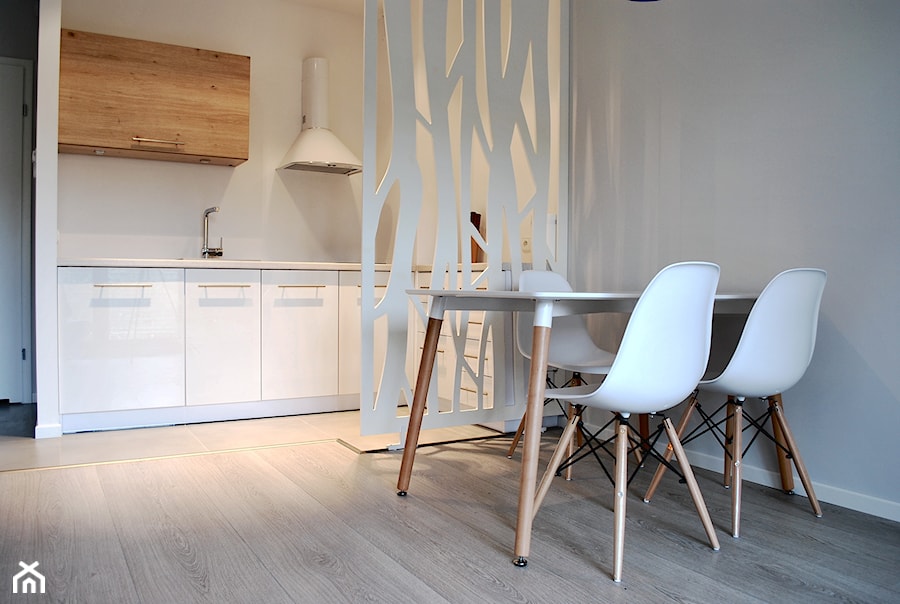 letni apartament nad morzem - Mała otwarta z salonem szara z zabudowaną lodówką kuchnia jednorzędowa, styl skandynawski - zdjęcie od AS DESIGN