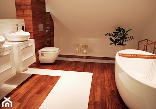 sypialnia z otwartą łazienką - Duża na poddaszu bez okna jako pokój kąpielowy z dwoma umywalkami łazienka, styl nowoczesny - zdjęcie od AS DESIGN