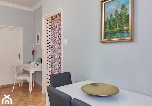 Aranżacja 50 m2 mieszkania w przedwojennej kamienicy - Mały biały salon z jadalnią, styl skandynawski - zdjęcie od gypsy_king