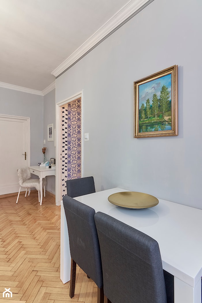 Aranżacja 50 m2 mieszkania w przedwojennej kamienicy - Mały biały salon z jadalnią, styl skandynawski - zdjęcie od gypsy_king - Homebook