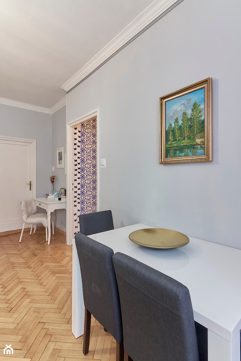 Aranżacja 50 m2 mieszkania w przedwojennej kamienicy - Mały biały salon z jadalnią, styl skandynawski - zdjęcie od gypsy_king