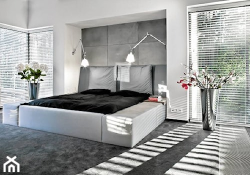 Duża biała szara sypialnia z balkonem / tarasem, styl nowoczesny - zdjęcie od Anyform