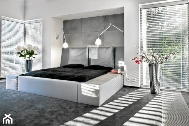 Duża biała szara sypialnia z balkonem / tarasem, styl nowoczesny - zdjęcie od Anyform - Homebook