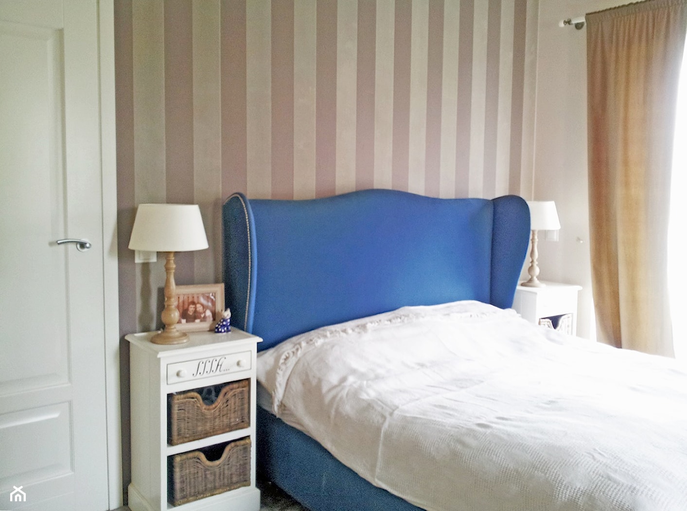 Dom w Konstancinie - Mała beżowa biała sypialnia, styl tradycyjny - zdjęcie od Anyform - Homebook