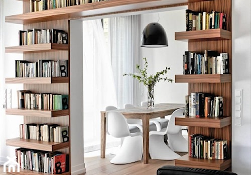 Średni biały salon z jadalnią z bibiloteczką, styl nowoczesny - zdjęcie od Anyform