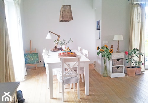 Dom w Konstancinie - Średnia szara jadalnia w salonie, styl tradycyjny - zdjęcie od Anyform