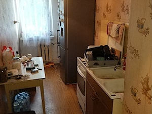 Metamorfoza kuchni i łazienki - Średnia zamknięta szara z lodówką wolnostojącą z nablatowym zlewozmywakiem kuchnia jednorzędowa z oknem - zdjęcie od pawel-jaroszkiewicz