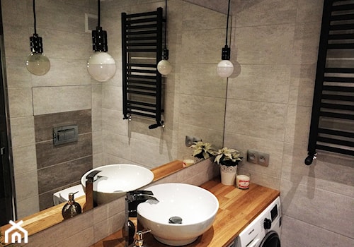 Metamorfoza kuchni i łazienki - Mała bez okna z pralką / suszarką z lustrem łazienka - zdjęcie od pawel-jaroszkiewicz