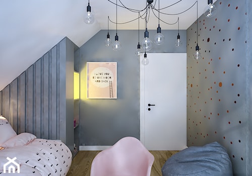 Dom na skale Głuchołazy - Mały biały szary z panelami tapicerowanymi pokój dziecka dla dziecka dla dziewczynki, styl skandynawski - zdjęcie od Studio projektowania wnętrz''Studio Aranżacji''