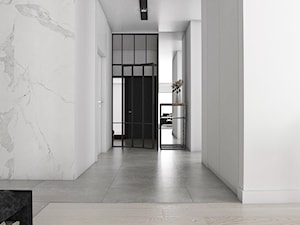 Z betonem w tle - Duży biały hol / przedpokój, styl nowoczesny - zdjęcie od Studio projektowania wnętrz''Studio Aranżacji''