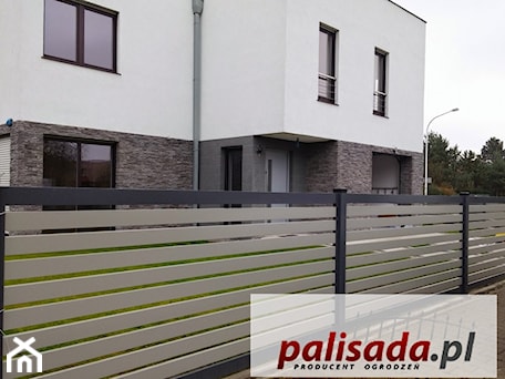 Aranżacje wnętrz - Ogród: Nowoczesne ogrodzenie aluminiowe AL12 - PALISADA.PL producent ogrodzeń. Przeglądaj, dodawaj i zapisuj najlepsze zdjęcia, pomysły i inspiracje designerskie. W bazie mamy już prawie milion fotografii!