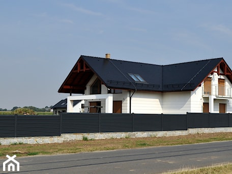 Aranżacje wnętrz - Ogród: Ogrodzenie PK1 na murku - PALISADA.PL producent ogrodzeń. Przeglądaj, dodawaj i zapisuj najlepsze zdjęcia, pomysły i inspiracje designerskie. W bazie mamy już prawie milion fotografii!