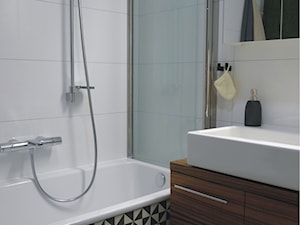 Bielany - Mała na poddaszu bez okna z lustrem łazienka, styl nowoczesny - zdjęcie od KLEMART
