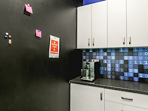 Przestrzeń biurowa Edge One Solutions - Warszawa - Małe czarne niebieskie biuro, styl nowoczesny - zdjęcie od SCALA DESIGN