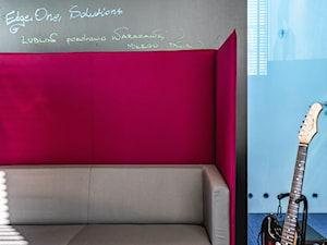 Przestrzeń biurowa Edge One Solutions - Warszawa - Małe w osobnym pomieszczeniu z sofą szare biuro, styl nowoczesny - zdjęcie od SCALA DESIGN