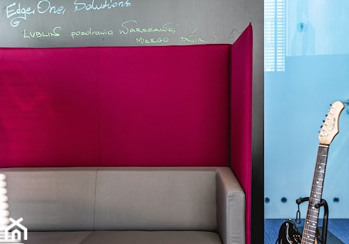 Przestrzeń biurowa Edge One Solutions - Warszawa - Małe w osobnym pomieszczeniu z sofą szare biuro, ... - zdjęcie od SCALA DESIGN