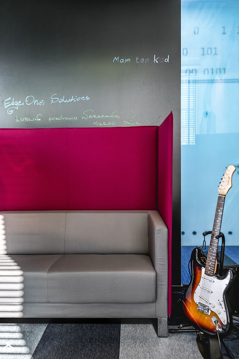 Przestrzeń biurowa Edge One Solutions - Warszawa - Małe w osobnym pomieszczeniu z sofą szare biuro, styl nowoczesny - zdjęcie od SCALA DESIGN