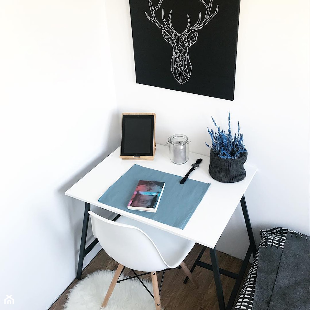 stylowe 28m2 - Mała biała z biurkiem sypialnia, styl minimalistyczny - zdjęcie od Bartłomiej Balicki - Homebook