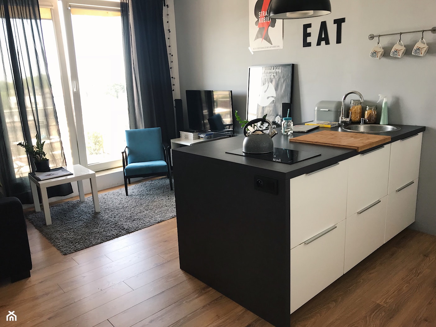stylowe 28m2 - Mały szary salon z kuchnią, styl minimalistyczny - zdjęcie od Bartłomiej Balicki - Homebook