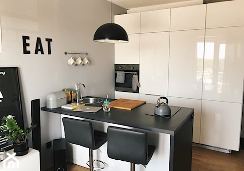 stylowe 28m2 - Mały szary salon z kuchnią z jadalnią, styl minimalistyczny - zdjęcie od Bartłomiej Balicki