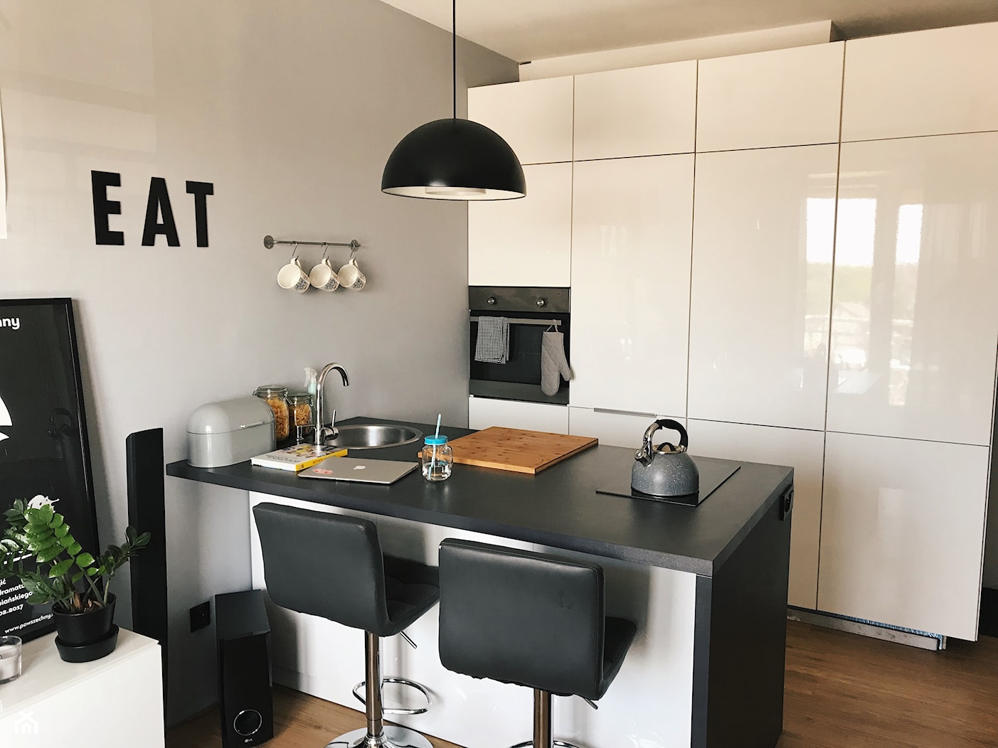 stylowe 28m2 - Mały szary salon z kuchnią z jadalnią, styl minimalistyczny - zdjęcie od Bartłomiej Balicki - Homebook