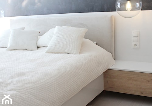 aparatament Mielno - Mała biała czarna sypialnia, styl nowoczesny - zdjęcie od KIECZ.studio projektowe