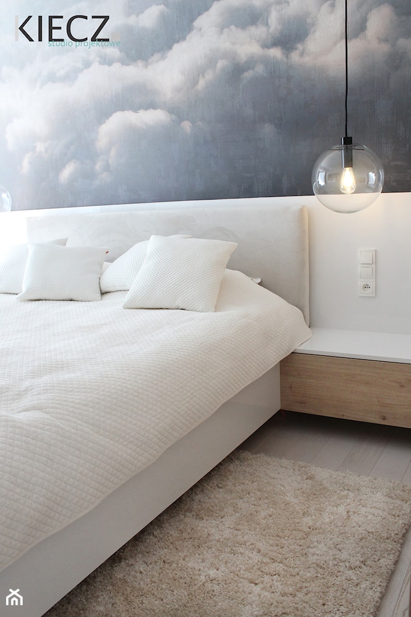 aparatament Mielno - Mała biała czarna sypialnia, styl nowoczesny - zdjęcie od KIECZ.studio projektowe