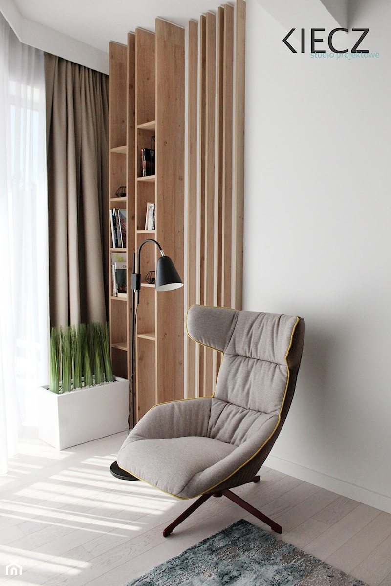 aparatament Mielno - Mała biała sypialnia, styl nowoczesny - zdjęcie od KIECZ.studio projektowe