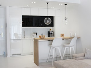 aparatament Mielno - Średnia otwarta z salonem biała z zabudowaną lodówką z nablatowym zlewozmywakiem kuchnia jednorzędowa z wyspą lub półwyspem, styl nowoczesny - zdjęcie od KIECZ.studio projektowe