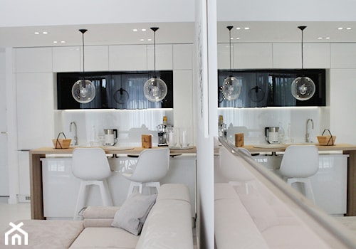 aparatament Mielno - Mała otwarta z salonem biała z zabudowaną lodówką z lodówką wolnostojącą kuchnia jednorzędowa, styl nowoczesny - zdjęcie od KIECZ.studio projektowe