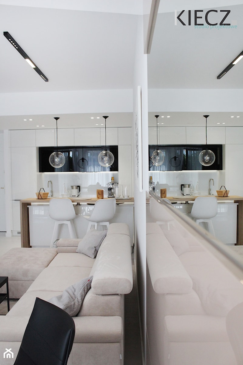 aparatament Mielno - Mała otwarta z salonem biała z zabudowaną lodówką z lodówką wolnostojącą kuchnia jednorzędowa, styl nowoczesny - zdjęcie od KIECZ.studio projektowe