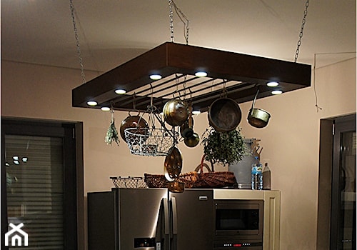 Mała zamknięta szara z zabudowaną lodówką kuchnia jednorzędowa z oknem, styl rustykalny - zdjęcie od blumont.pl