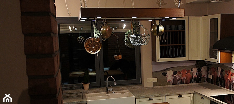 Mała zamknięta z kamiennym blatem szara z zabudowaną lodówką z nablatowym zlewozmywakiem kuchnia w kształcie litery l z oknem, styl prowansalski - zdjęcie od blumont.pl
