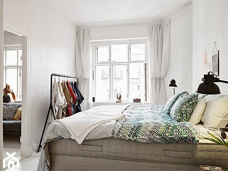 Aranżacje wnętrz - Sypialnia: Jak urządzić małą sypialnię w stylu skandynawskim - Codziennie Szczypta Designu. Przeglądaj, dodawaj i zapisuj najlepsze zdjęcia, pomysły i inspiracje designerskie. W bazie mamy już prawie milion fotografii!