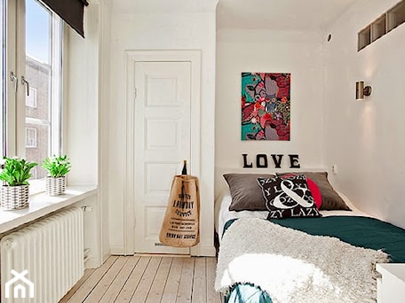 Aranżacje wnętrz - Sypialnia: Jak urządzić małą sypialnię w stylu skandynawskim - Codziennie Szczypta Designu. Przeglądaj, dodawaj i zapisuj najlepsze zdjęcia, pomysły i inspiracje designerskie. W bazie mamy już prawie milion fotografii!