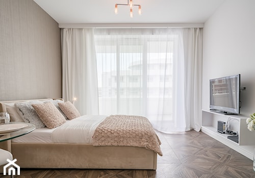 PROJEKT WNĘTRZA MIESZKANIA 25M2 - Duża beżowa biała sypialnia, styl glamour - zdjęcie od Pracownia Architektoniczna Intenso
