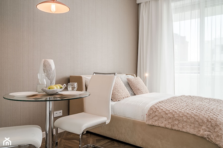 PROJEKT WNĘTRZA MIESZKANIA 25M2 - Mała szara z biurkiem sypialnia, styl tradycyjny - zdjęcie od Pracownia Architektoniczna Intenso