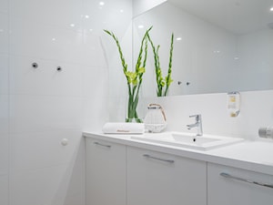 PROJEKT WNĘTRZA MIESZKANIA 48M2 - Mała na poddaszu bez okna z lustrem łazienka, styl minimalistyczny - zdjęcie od Pracownia Architektoniczna Intenso