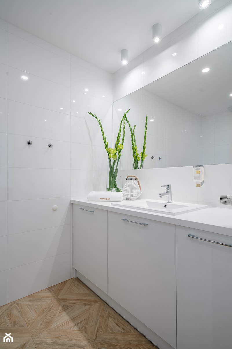 PROJEKT WNĘTRZA MIESZKANIA 48M2 - Mała na poddaszu bez okna z lustrem łazienka, styl minimalistyczny - zdjęcie od Pracownia Architektoniczna Intenso