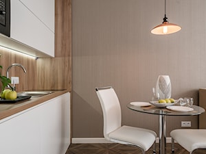 PROJEKT WNĘTRZA MIESZKANIA 25M2 - Mała otwarta z salonem brązowa z zabudowaną lodówką z nablatowym zlewozmywakiem kuchnia jednorzędowa, styl nowoczesny - zdjęcie od Pracownia Architektoniczna Intenso