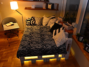 #meblezpalet Wymarzone łóżko z palet - Mała beżowa sypialnia - zdjęcie od bartosz-galisz
